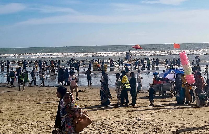 দীর্ঘ বিরতির পর কক্সবাজার সমুদ্রসৈকত পর্যটকের সমাগম হয়েছে। গতকাল বিকালে